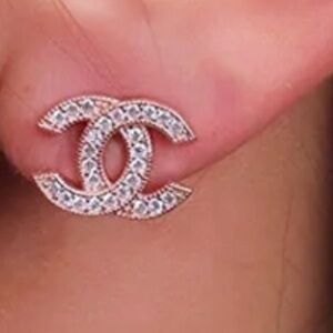 Gorgeous rare and fashionable studs earrings. Must have for true fashion divas !